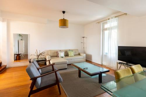 3 Bedroom House in Cascais, 15 min walking to beach with parking spot