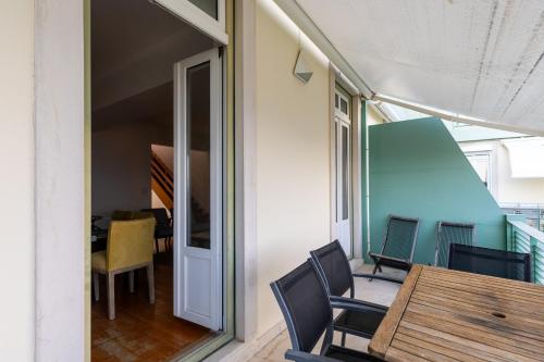 3 Bedroom House in Cascais, 15 min walking to beach with parking spot