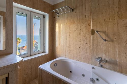 3 Bedroom House in Cascais, 15 min walking to beach with parking spot