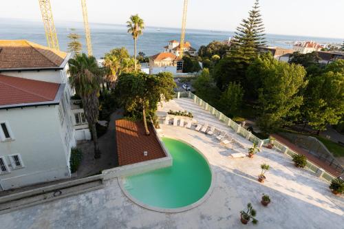 3 Bedroom House in Cascais, 15 min walking to beach with parking spot