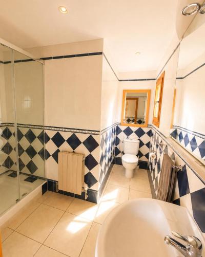 a bathroom with a toilet and a sink at Casa Toucan Moraira in Benitachell