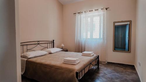 a bedroom with a bed with two towels on it at Platanos View in Plátanos