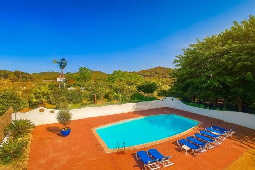 an overhead view of a swimming pool with lounge chairs at Nature Tree House Casa sobre los árboles in Tordera