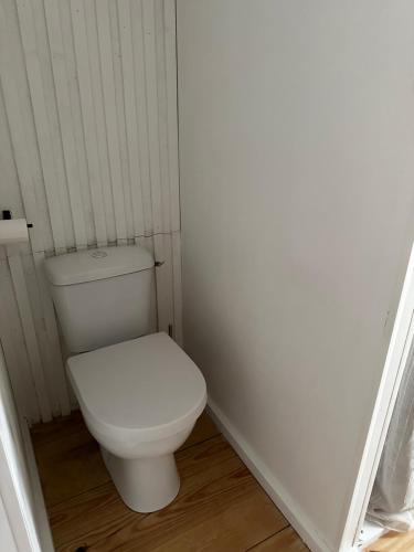a bathroom with a white toilet in a corner at Molène Centre Ville Lannion in Lannion