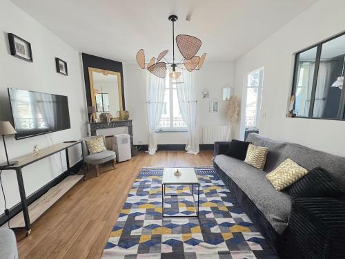 a living room with a couch and a table at Le Relais des Cordeliers in Nancy