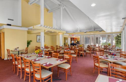 a large dining room with tables and chairs at Ocean Creek Resort in Myrtle Beach