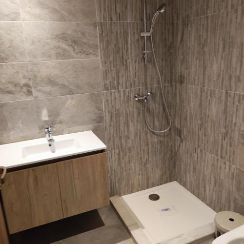 ein Badezimmer mit Dusche, Waschbecken und Toilette in der Unterkunft Taj 3 in Nouaceur