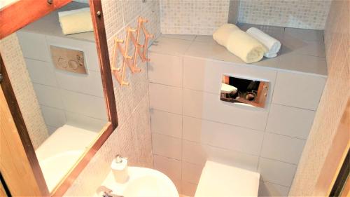 ein kleines Bad mit einem WC und einem Spiegel in der Unterkunft Authentic Mediterranean Apartment in Split