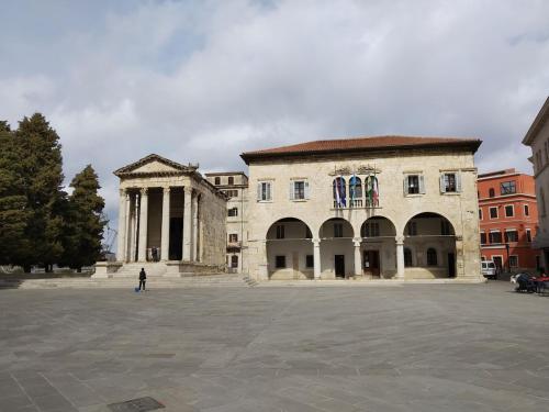 Roman Ascent Studio, Pula center
