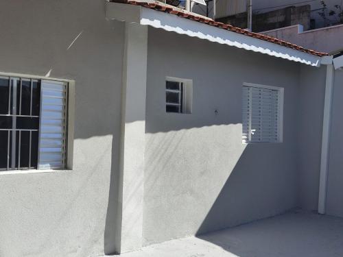 a white wall of a house with a window at Casa com churrasqueira – Próx. Shopping Comércios in Várzea Paulista