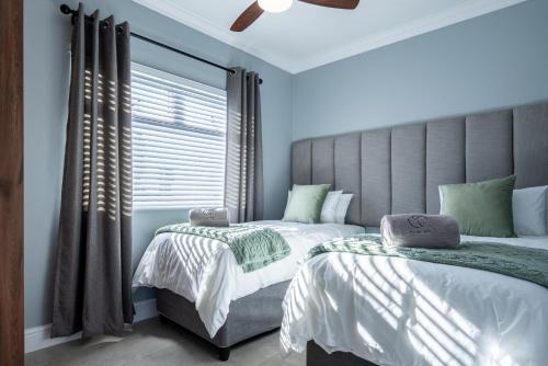 a bedroom with two beds and a window at Culem View's in Eversdal