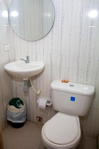 a bathroom with a toilet and a sink at Hospedaje GRAND horizon Rodadero, Santa Marta in Santa Marta