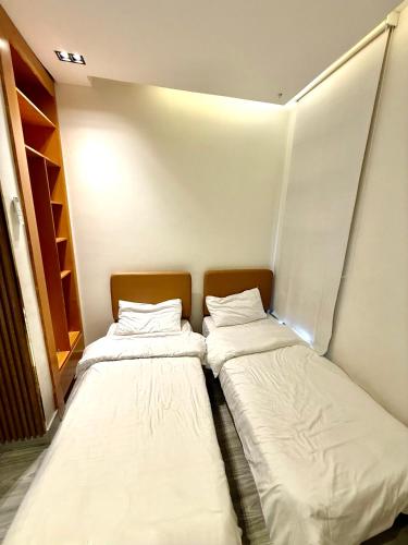 two beds sitting in a small room at شاليهات سمو بارك 2 in Taif