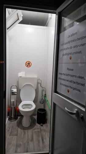 a bathroom with a toilet in a small room at Camping Principata in Brungaj