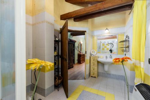 a bathroom with a sink and a mirror at Casa Buonumore in Gaiola