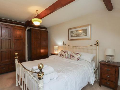 a bedroom with a white bed in a room at Plas Mawr in Caernarfon