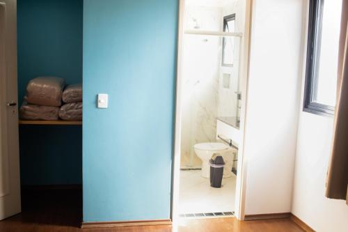 a bathroom with a door leading to a toilet at Imperial Suzano Shopping Hotel in Suzano
