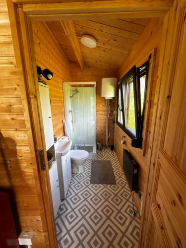 a small bathroom with a toilet and a sink at Srebrny Domek in Ostroszowice