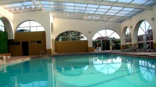 Puerto Nuevo Baja Hotel & Villasの敷地内または近くにあるプール