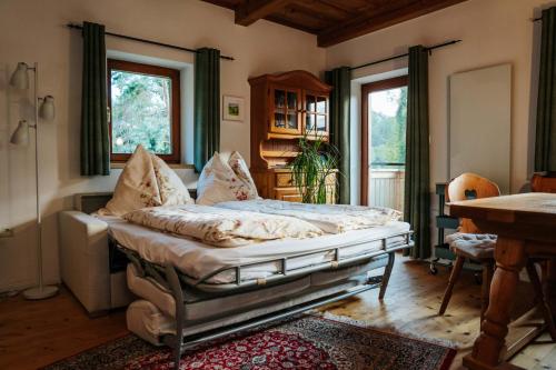 a bedroom with a bed in a room with windows at Kellerstöckl Kranach 76 in Gamlitz