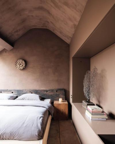 a bedroom with a large bed with a wooden headboard at Wabi Guesthouse in Ghent