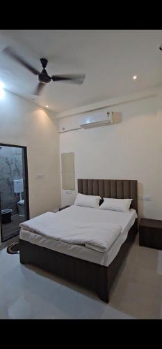 a bedroom with a bed and a ceiling fan at Siyara Hotel in Khamaria