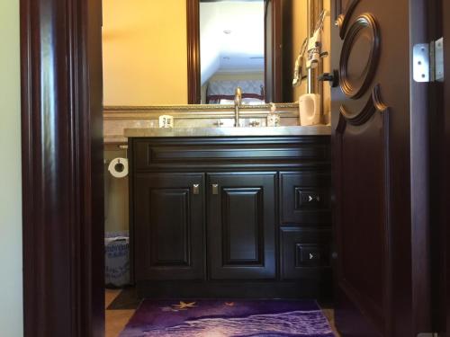 a bathroom with a black sink and a mirror at Vancouver lovely home in Vancouver