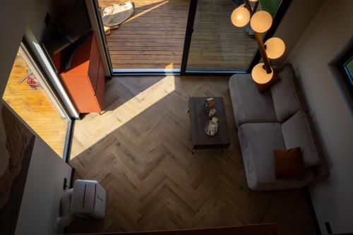 an overhead view of a living room with a couch and a table at Stodoła Nad Dadajem in Kojtryny