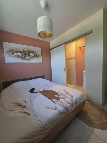 a bedroom with a bed with a bird painted on it at Chambre d'hôte Escale piscine in Ghislenghien