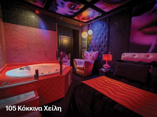 ein Schlafzimmer mit Badewanne und einem Bett und einem Bett und ein Zimmer mit in der Unterkunft Hotel Priamos-Αdults Only in Athen