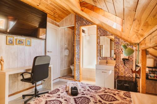 a bedroom with a desk and a chair in a room at Graça Guest House in Lisbon