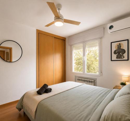 a bedroom with a bed with a ceiling fan at Apartamento Centro Granada-Ganivet in Granada