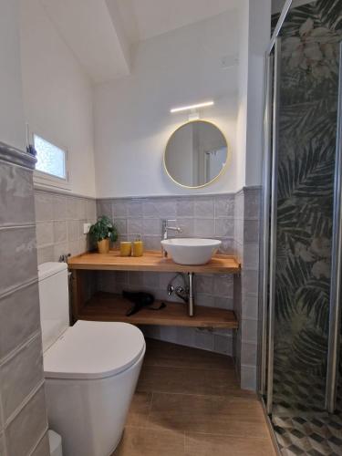 ein Badezimmer mit Toilette, Waschbecken und Spiegel in der Unterkunft Cerere Suite in Biccari
