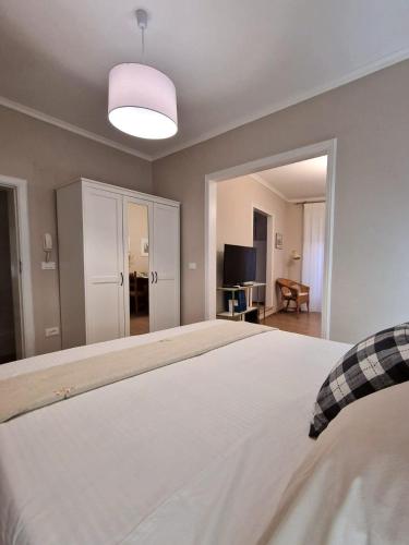ein Schlafzimmer mit einem großen weißen Bett und einem Fernseher in der Unterkunft Cerere Suite in Biccari