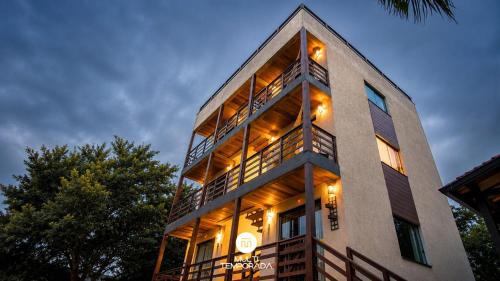 a tall building with lights on the side of it at Lugar ao Sol - Flats c/ Cozinha no Rosa in Praia do Rosa
