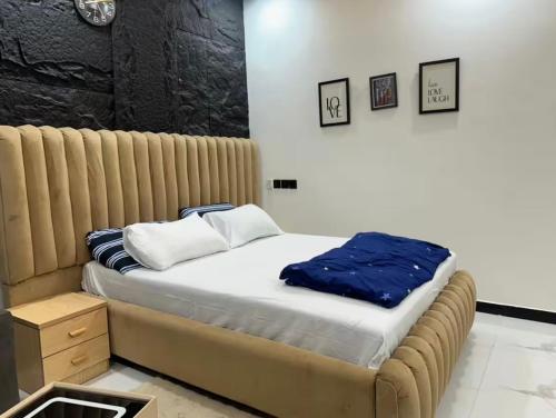 a bed in a room with a large bedskirtspectspectspectspects at Rouge Villa in Winneba