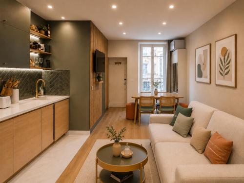 HOP in Opéra & Theaters district historical center with AC