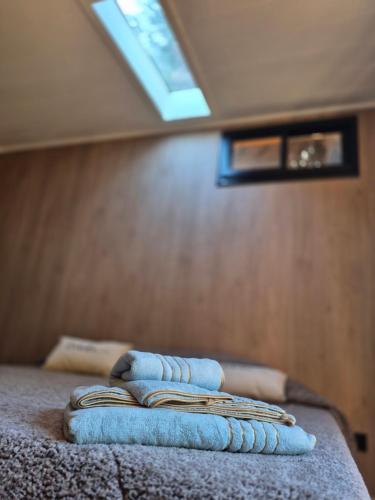 a pile of towels sitting on top of a bed at Bio Espacio in Belén de Escobar