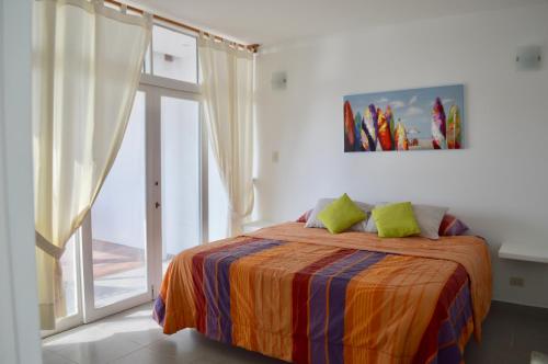 a bedroom with a bed and a sliding glass door at Villa Vichayito Relax in Vichayito