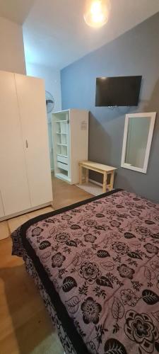 a bedroom with a bed and a dresser and a mirror at Mimi House in Posadas