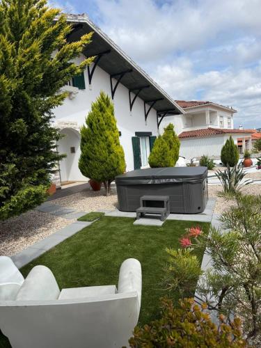 a backyard with a hot tub in the yard at LEIRIA Side in Leiria