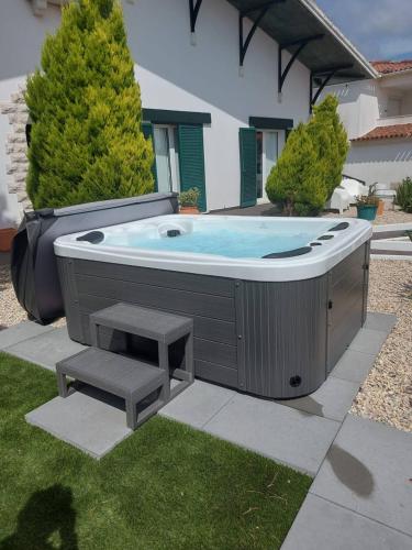 a hot tub with a bench in a yard at LEIRIA Side in Leiria