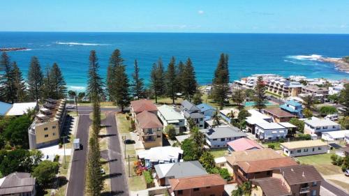 an aerial view of a small town next to the ocean at Flinders Lodge Unit 5 - Lifestyle Yamba in Yamba