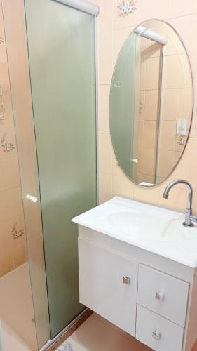 ein Badezimmer mit Waschbecken und Spiegel in der Unterkunft Bella Playa in Cabo Frio