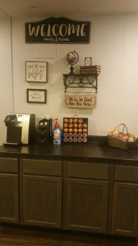 eine Küche mit Theke und Kaffeemaschine in der Unterkunft Royal Inn Casper in Casper
