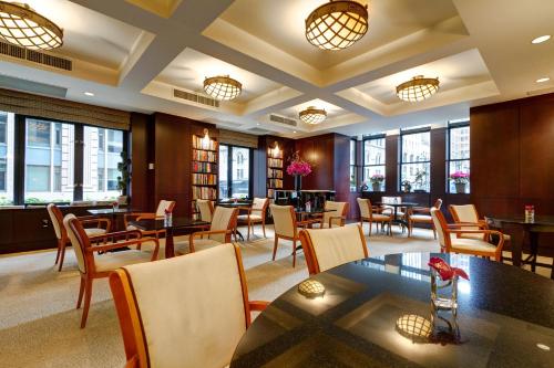 Posezení v ubytování Library Hotel by Library Hotel Collection