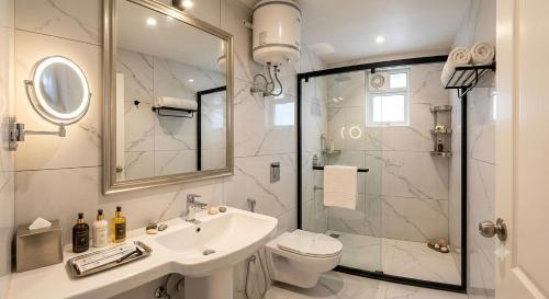 a bathroom with a toilet and a sink and a shower at فندق الضيافة in Abu Arish