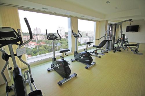 un gimnasio con un montón de bicicletas estáticas delante de una ventana en The View Cosy Beach By Pattaya Sunny Rentals, en Pattaya South