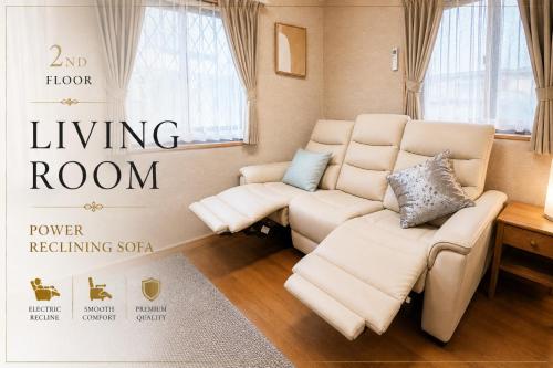 a living room with a couch and a living room room at 関口ロイヤルハウス in Tokyo