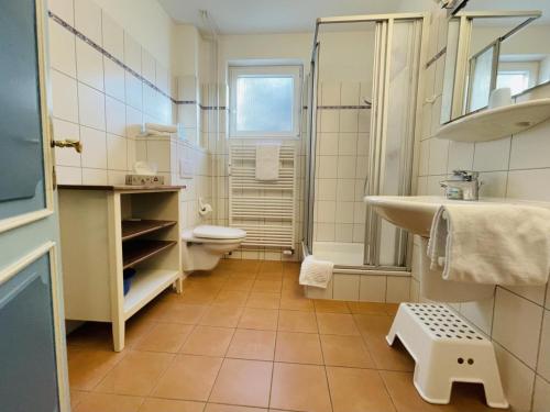a bathroom with a toilet and a sink at Dethlefs in Nebel